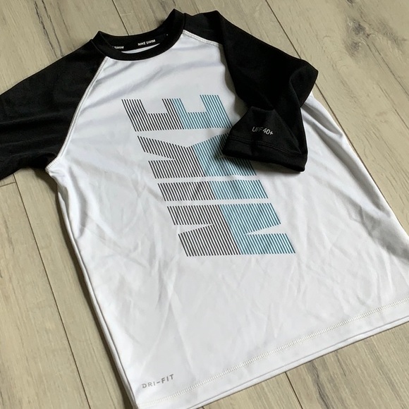 Boys 3/4 sleeve Nike swim shirt - Picture 6 of 6